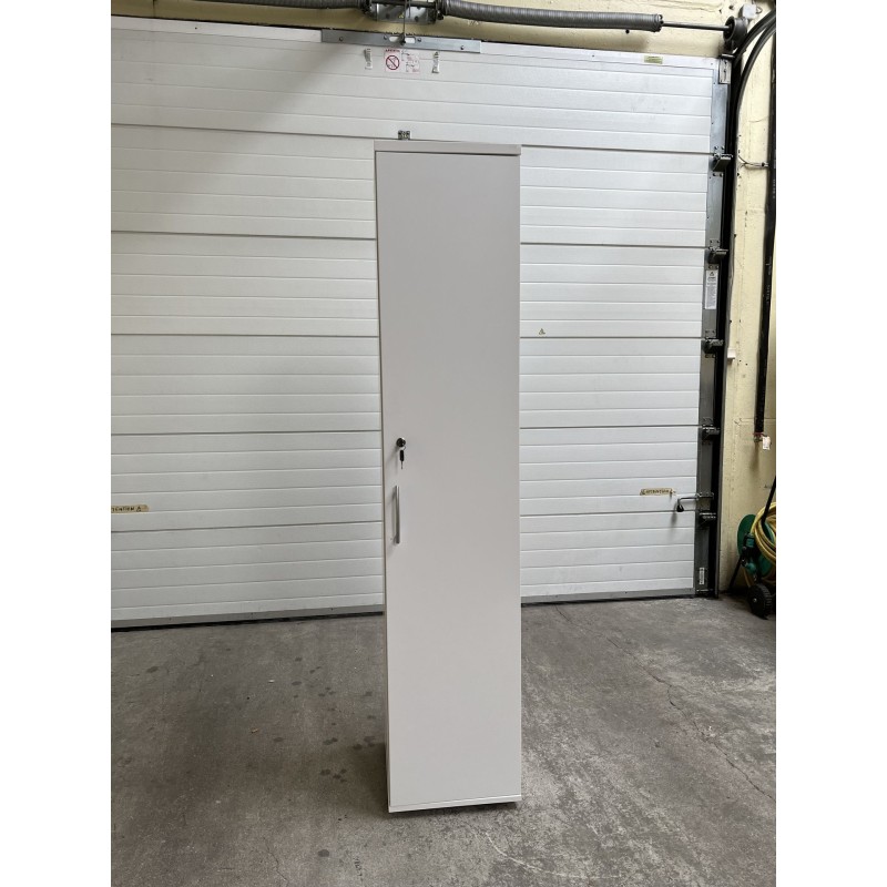 Armoire de rangement blanche d'occasion