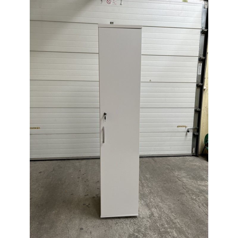 Armoire de rangement blanche d'occasion