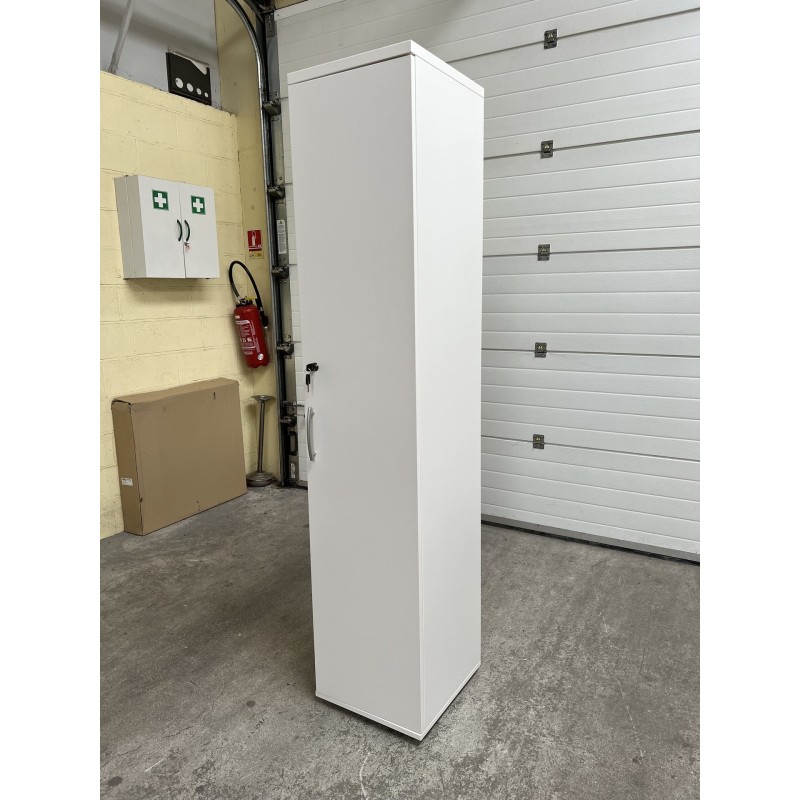 Armoire de rangement blanche d'occasion