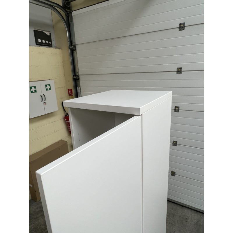 Armoire de rangement blanche d'occasion